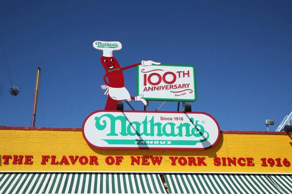 De Nathan's oorspronkelijke restaurant op Coney Island, New York. — Stockfoto