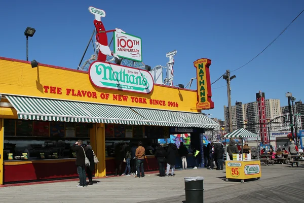 Das ursprüngliche restaurant des nathans an der promenade von coney island — Stockfoto