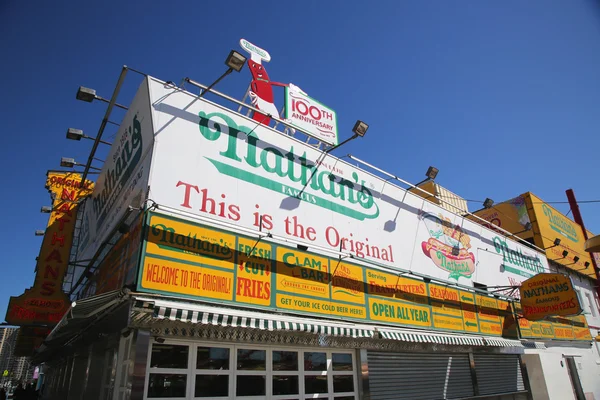 De Nathan's oorspronkelijke restaurant op Coney Island, New York. — Stockfoto