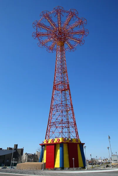 Torre de salto de paraquedas - famoso marco Coney Island em Brooklyn. — Fotografia de Stock
