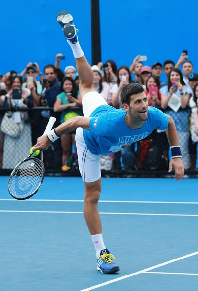 Tien keer groot Slam kampioen Novak Djokovic van Servië praktijken voor Australian Open 2016 — Stockfoto