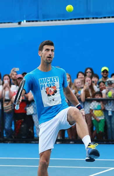 Dez vezes campeão do Grand Slam Novak Djokovic da Sérvia treina para o Australian Open 2016 — Fotografia de Stock