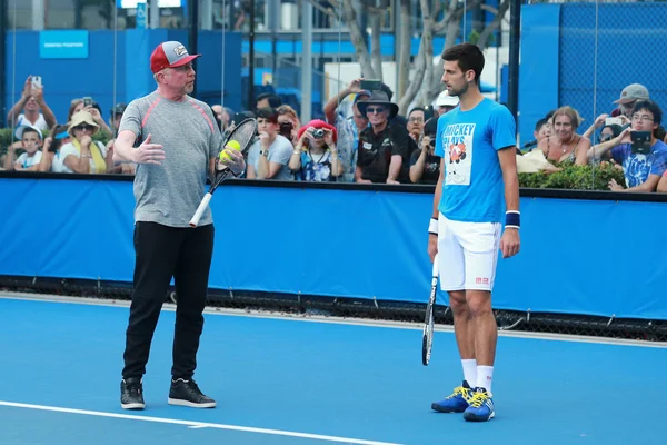 Seis vezes campeão do Grand Slam Boris Becker treinando Novak Djokovic para o Australian Open 2016 — Fotografia de Stock