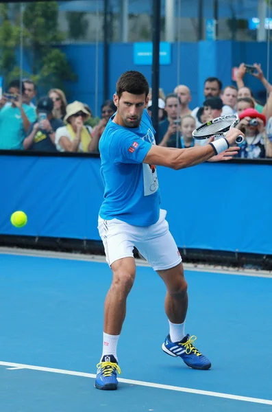 Diez veces campeón de Grand Slam Novak Djokovic de Serbia practica para el Abierto de Australia 2016 —  Fotos de Stock