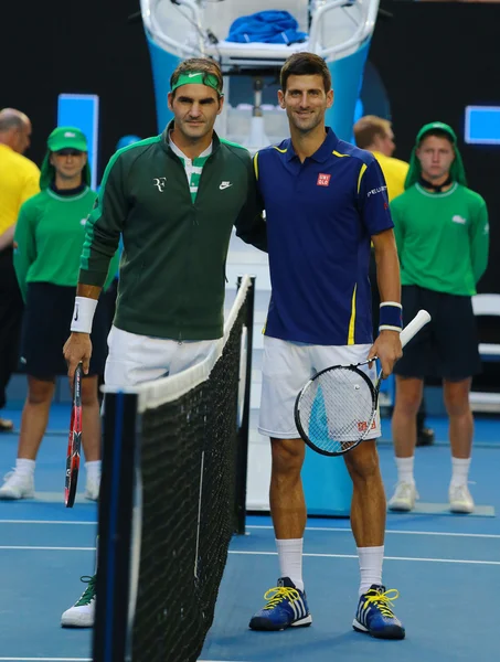 Mistrzowie Wielkiego Szlema Roger Federer ze Szwajcarii (L) i Novak Djokovic z Serbii przed półfinale meczu w Australian Open — Zdjęcie stockowe