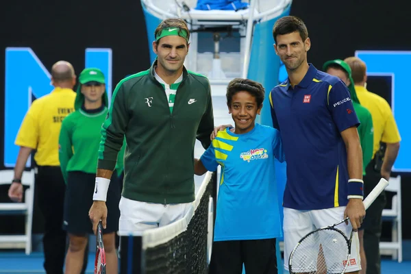 Campioni del Grande Slam Roger Federer della Svizzera (L) e Novak Djokovic della Serbia prima della semifinale agli Australian Open — Foto Stock