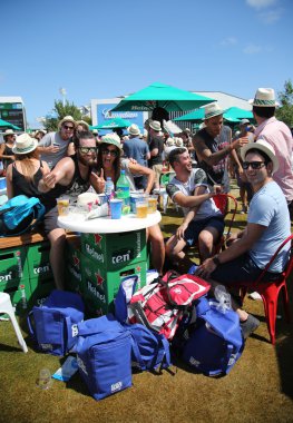 Tenis fanlar Heineken Cumartesi Heineken bira bahçesinde Avustralya Açık 2016 sırasında tadını çıkarın 