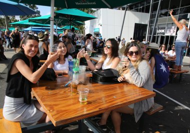 Tenis fanlar Heineken Cumartesi Heineken bira bahçesinde Avustralya Açık 2016 sırasında tadını çıkarın 