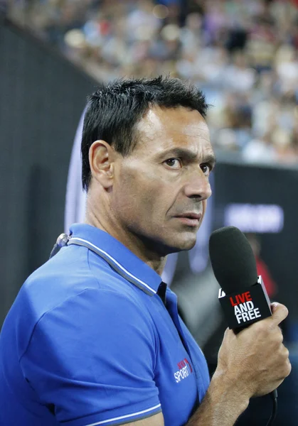 Analista do Canal 7 Roger Rasheed comenta partida do Australian Open 2016 no Rod Laver Arena — Fotografia de Stock