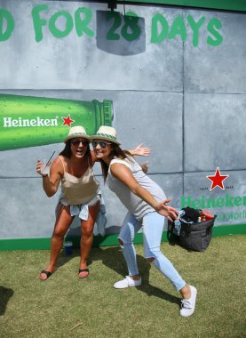 Tenis fanlar Heineken Cumartesi Heineken bira bahçesinde Avustralya Açık 2016 sırasında tadını çıkarın 