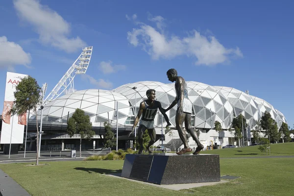 Estatua de deportividad en la parte delantera del estadio rectangular de Melbourne , —  Fotos de Stock