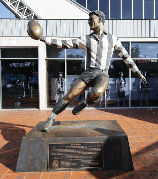 Statyn av Bob Rose, en australisk fotbollsspelare, på Olympic Park i Melbourne. — Stockfoto