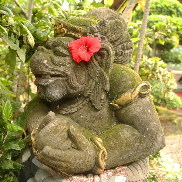 Traditionelle Dämonenstatue in Stein gemeißelt auf Bali — Stockfoto