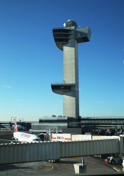 Башня управления воздушным движением в международном аэропорту имени Джона Кеннеди — стоковое фото