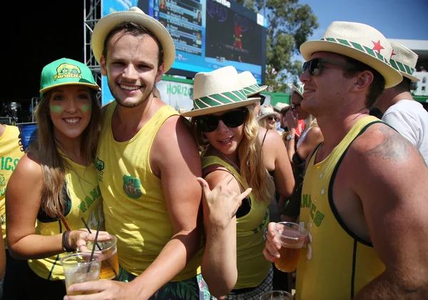 Os fãs de tênis desfrutam de Heineken sábado no Heineken Beer Garden durante o Australian Open 2016 — Fotografia de Stock