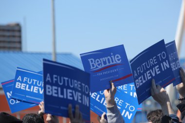 Coney Adası'nda Bernie Sanders mitingi sırasında başkan adayı Bernie Sanders destek bir işareti