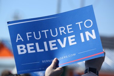 Coney Adası'nda Bernie Sanders mitingi sırasında başkan adayı Bernie Sanders destek bir işareti