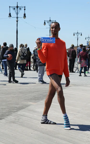 Bernie Sanders supporter during presidential candidate Bernie Sanders rally  at iconic Coney Island boardwalk — Stock Photo, Image