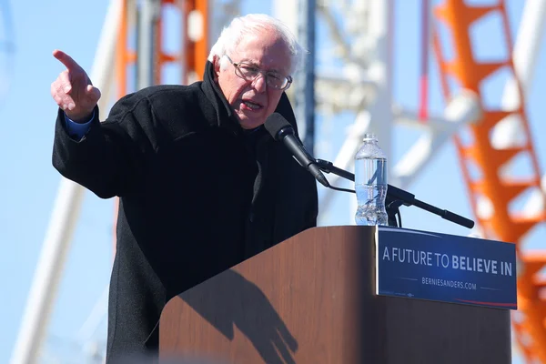 Presidential candidate Bernie Sanders speaks during rally at iconic Coney Island boardwalk in Brooklyn — Stockfoto