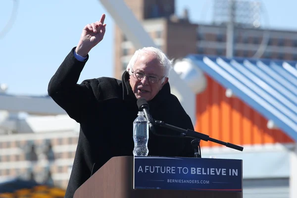 Presidential candidate Bernie Sanders speaks during rally at iconic Coney Island boardwalk in Brooklyn — Stock Photo, Image