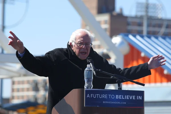Presidential candidate Bernie Sanders speaks during rally at iconic Coney Island boardwalk in Brooklyn — ストック写真
