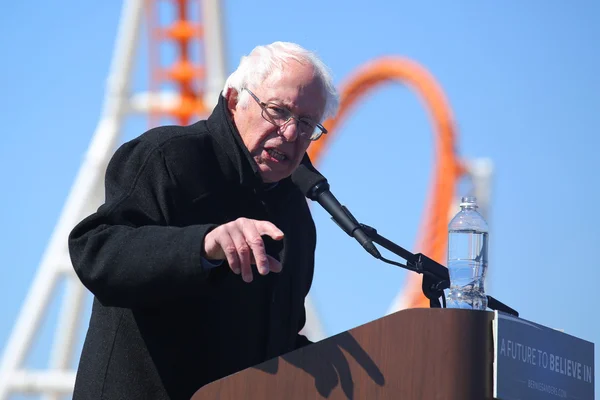 Presidential candidate Bernie Sanders speaks during rally at iconic Coney Island boardwalk in Brooklyn — Stockfoto