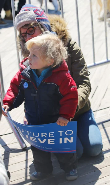 Jonge Bernie Sanders supporter tijdens presidentskandidaat Bernie Sanders rally op iconische Coney Island promenade — Stockfoto