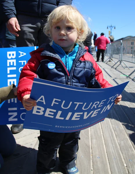 Jonge Bernie Sanders supporter tijdens presidentskandidaat Bernie Sanders rally op iconische Coney Island promenade — Stockfoto