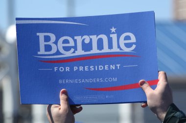  Coney Adası'nda Bernie Sanders mitingi sırasında başkan adayı Bernie Sanders destek bir işareti 