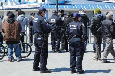  Başkan adayı Bernie Sanders mitingi sırasında ikonik Coney Island boardwalk de NYPD terörle mücadele memurları