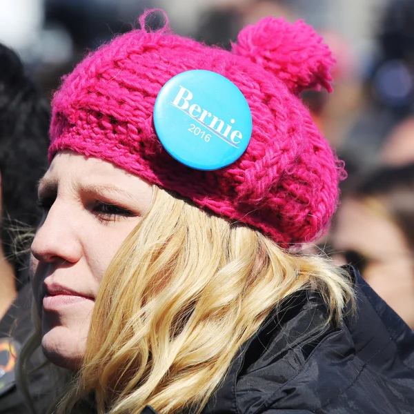 Bernie Sanders supporter tijdens de presidentiële kandidaat-Bernie Sanders rally op iconische Coney Island promenade — Stockfoto