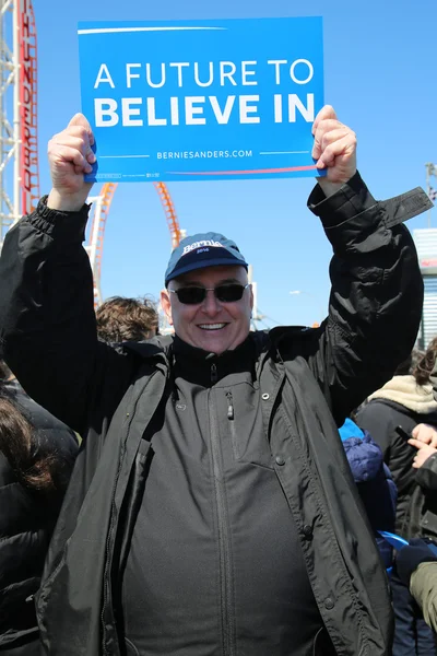 Bernie Sanders supporter tijdens de presidentiële kandidaat-Bernie Sanders rally op iconische Coney Island promenade — Stockfoto