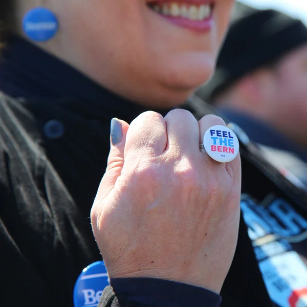 Bernie Sanders supporter tijdens de presidentiële kandidaat-Bernie Sanders rally op iconische Coney Island promenade — Stockfoto