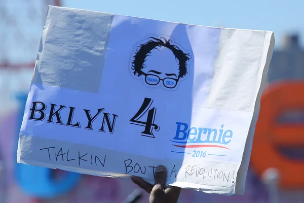 Een teken ter ondersteuning van presidentskandidaat Bernie Sanders tijdens Bernie Sanders rally op Coney Island — Stockfoto