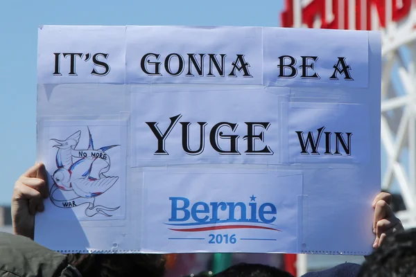 Een teken ter ondersteuning van presidentskandidaat Bernie Sanders tijdens Bernie Sanders rally op Coney Island — Stockfoto