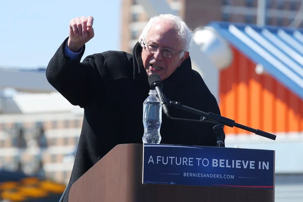 Presidential candidate Bernie Sanders speaks during rally at iconic Coney Island boardwalk — Stock Photo, Image