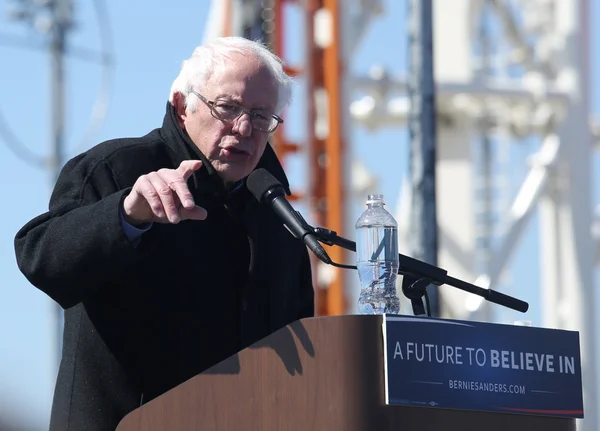 Presidentskandidaat Bernie Sanders spreekt tijdens rally op iconische Coney Island promenade — Stockfoto