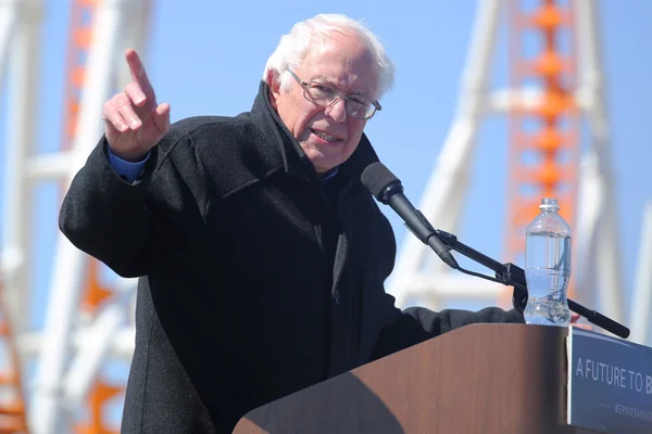 Presidentkandidaten Bernie Sanders talar under rally på ikoniska Coney Island boardwalk — Stockfoto