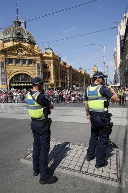 Victoria polis memuru Melbourne Avustralya günü geçit töreni sırasında güvenliğin sağlanması 
