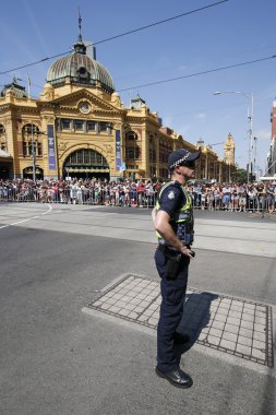 Victoria polis memuru Melbourne Avustralya günü geçit töreni sırasında güvenliğin sağlanması 