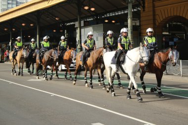 Victoria polis monte şube Avustralya günü yürüyüşü sırasında güvenlik sağlayan memur