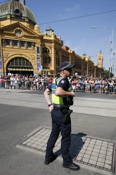 Victoria polis memuru Melbourne Avustralya günü geçit töreni sırasında güvenliğin sağlanması 