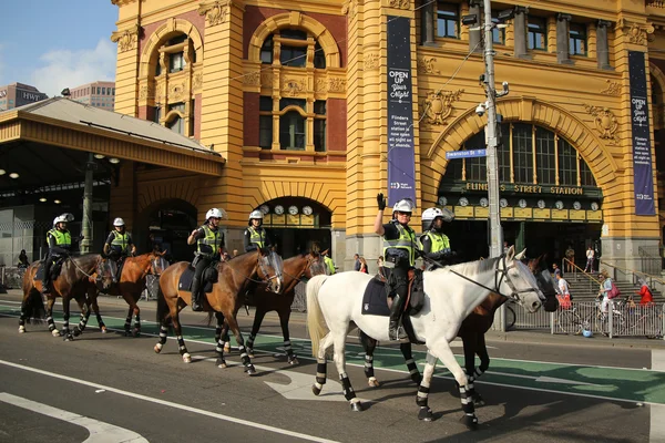 Policía victoriana montó agentes de la rama que proporcionan seguridad durante el desfile del Día de Australia — Foto de Stock