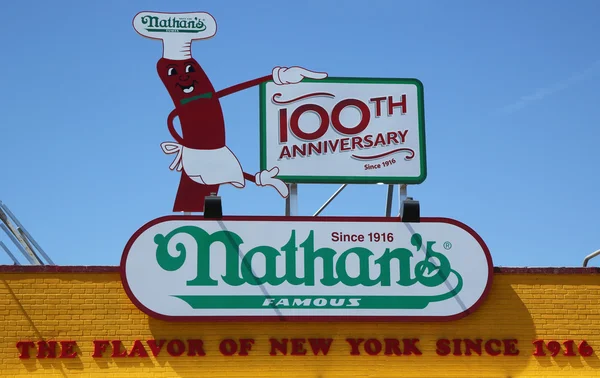 Das originelle restaurant von nathan auf coney island, new york. — Stockfoto
