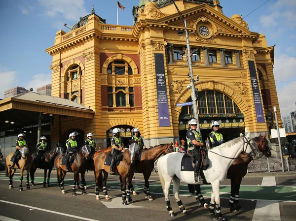 Policía victoriana montó agentes de la rama que proporcionan seguridad durante el desfile del Día de Australia — Foto de Stock