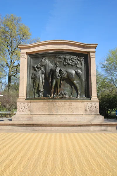 Бронзовая скульптура изображает маркиза де Лафайета в Проспект-парке в Бруклине — стоковое фото
