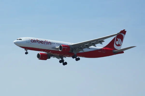 Air Berlin Airbus A330 fallande för landning på Jfk International Airport i New York — Stockfoto