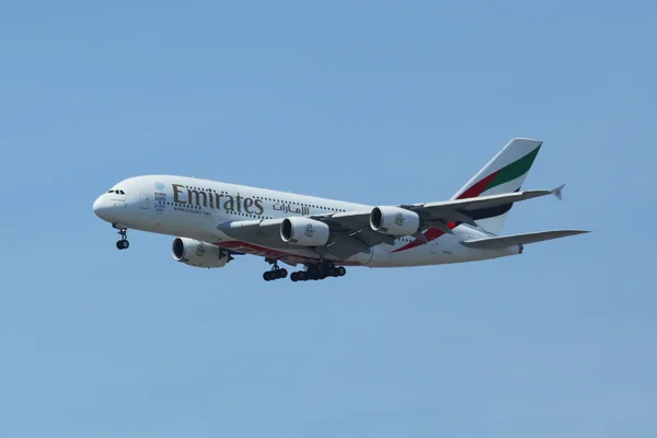 Emirates Airline Airbus A380 descending for landing at JFK International Airport in New York — Stock Photo, Image