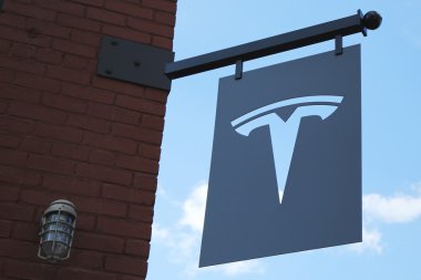 Brooklyn, New York'taki Red Hook'taki yeni Tesla bayisinde Tesla Logo tabelası 