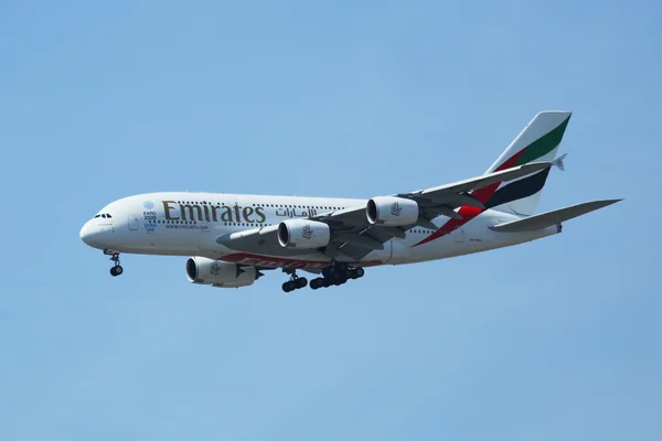 :Авіакомпанія Emirates Airline Airbus A380 приземляється в Міжнародному аеропорту імені Джона Кеннеді в Нью-Йорку. — стокове фото